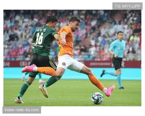 山东泰山泽卡单刀机会 阿尔瓦罗长传发动快速反击